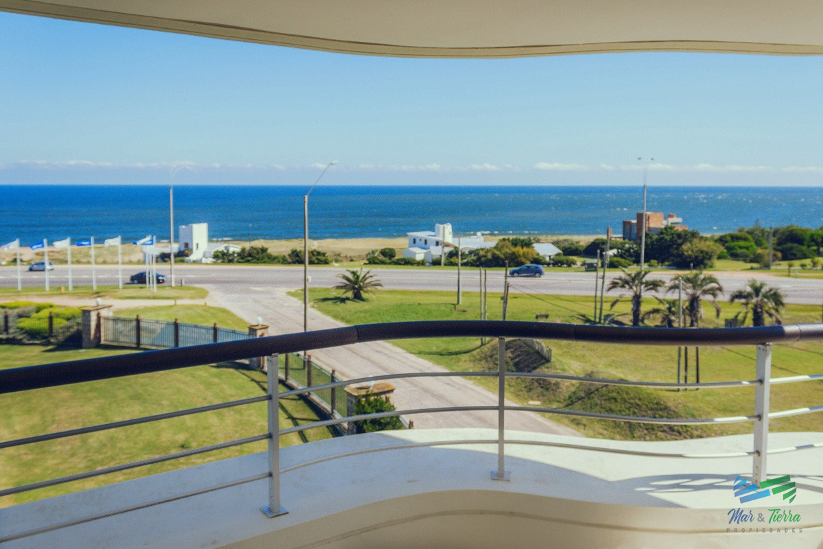 Apartamento ID.3945 - VENTA de Pent Huse sobre playa Mansa de 4 suites con todos los servicios