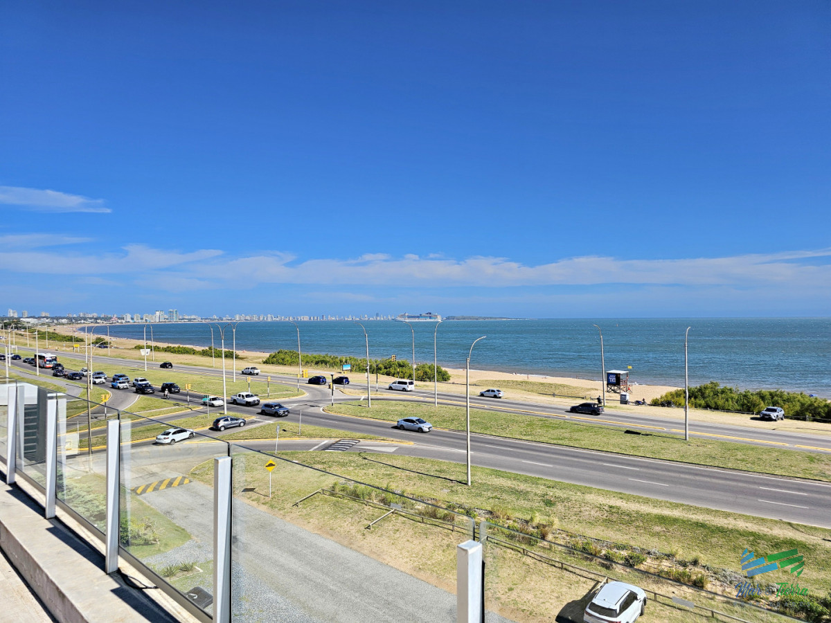 Apartamento ID.5677 - Alquiler anual apartamento penthouse frente al mar 3 dormitorios, Playa Mansa, Pinares, Punta del Este.