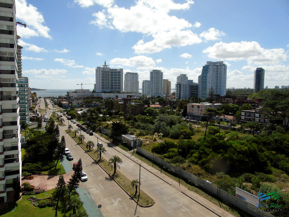 Apartamento ID.2435 - A metros del mar, en una de las zonas de mas categoría. Apartamento en piso alto con vista al mar.OPORTUNIDAD