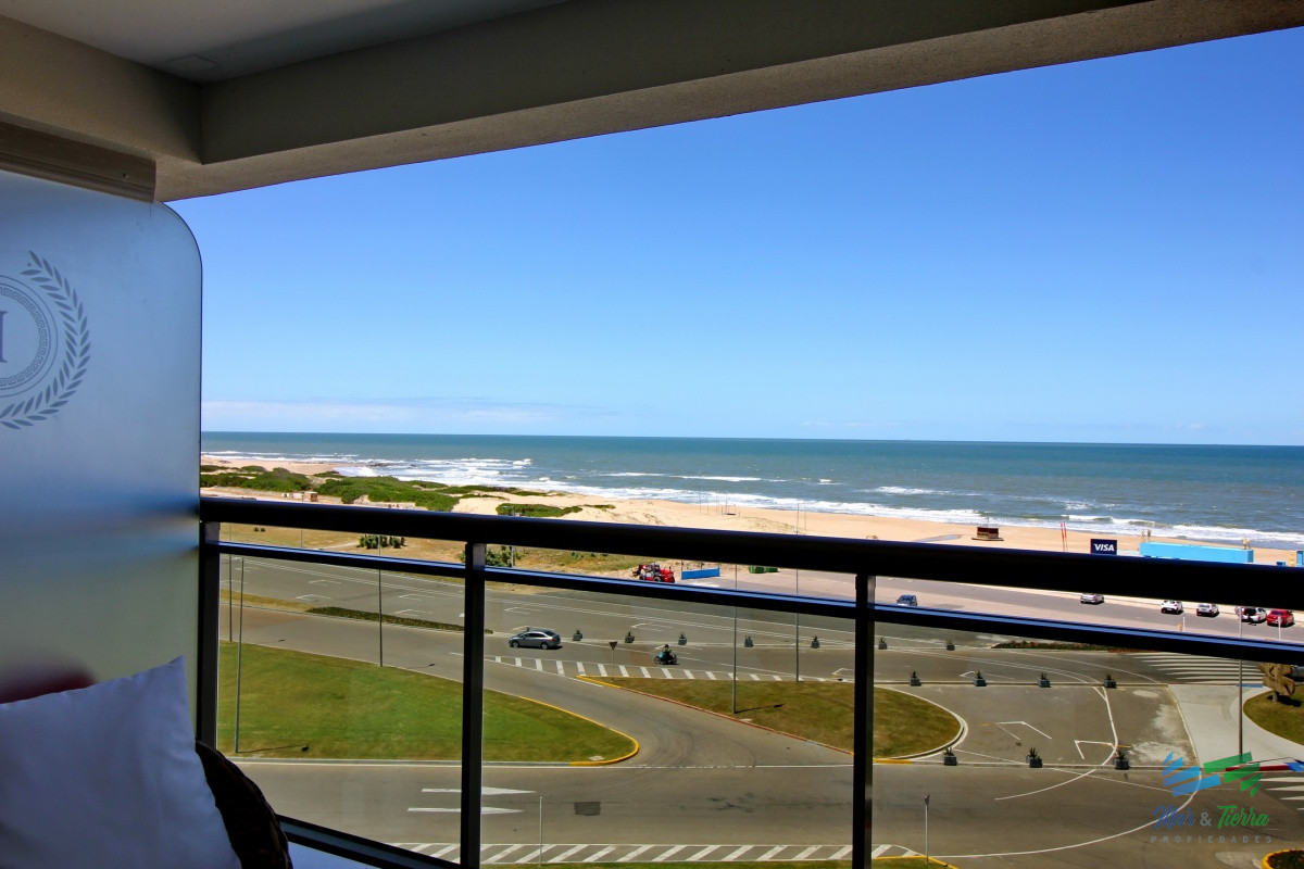Apartamento ID.2338 - Apartamento de 3 dormitorios, primera linea frente al mar, en alquiler y venta, Punta del Este