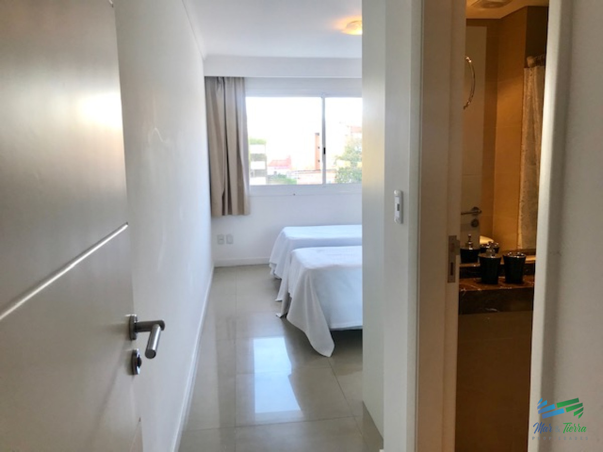 Apartamento ID.209 - Apartamento en Alquiler a una cuadra del mar (Playa Mansa)  en torre nueva, con todos y excelentes servicios .