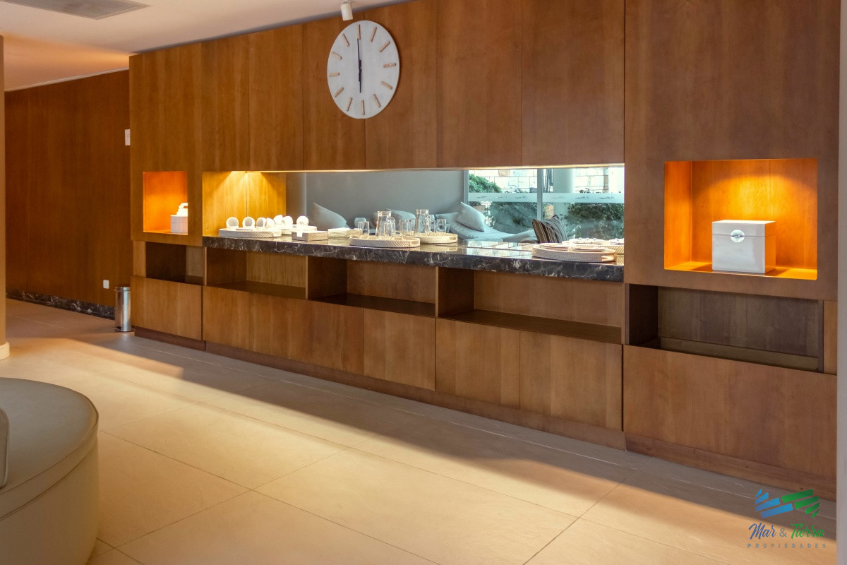 Apartamento ID.3945 - VENTA de Pent Huse sobre playa Mansa de 4 suites con todos los servicios