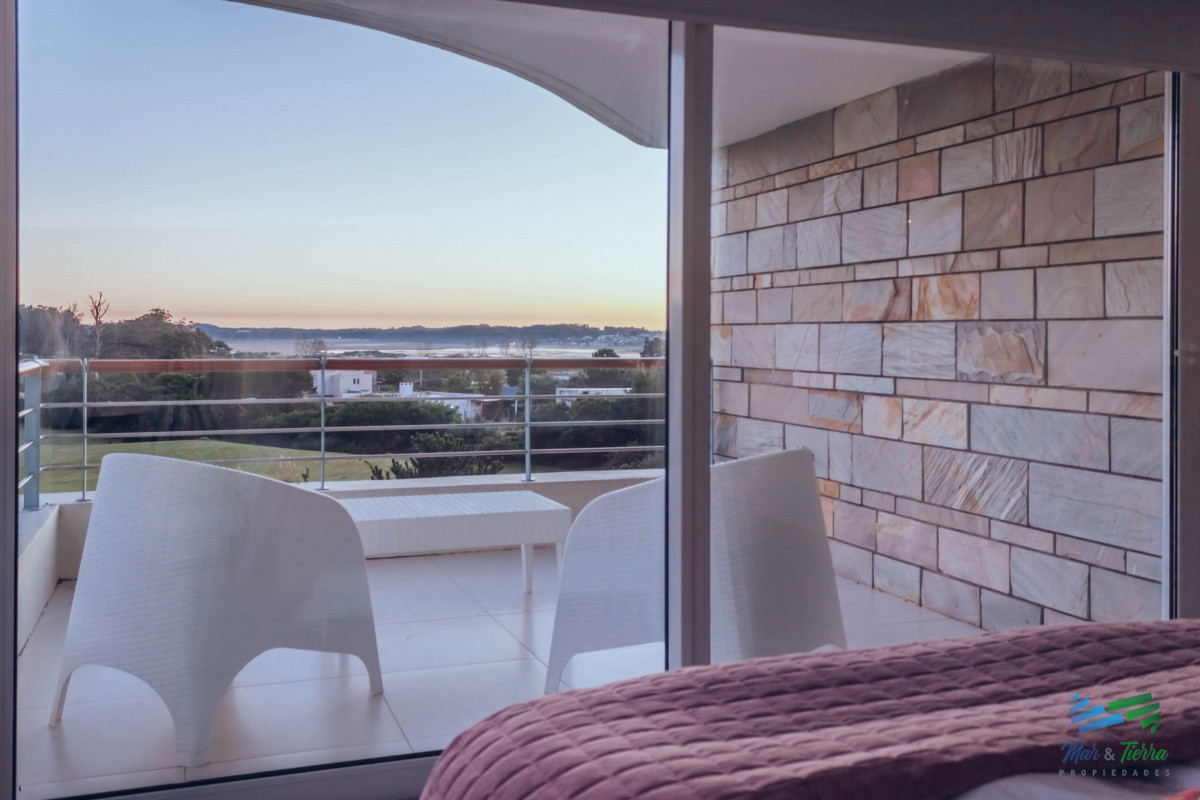 Apartamento ID.4209 - VENTA de apartamento de 2 dormitorios sobre playa Mansa de Punta del Este