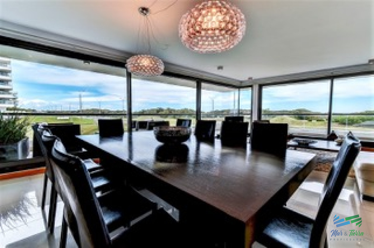 Apartamento ID.2724 - Vendo apartamento 4 dormitorios en primera línea de playa brava, Punta del Este.