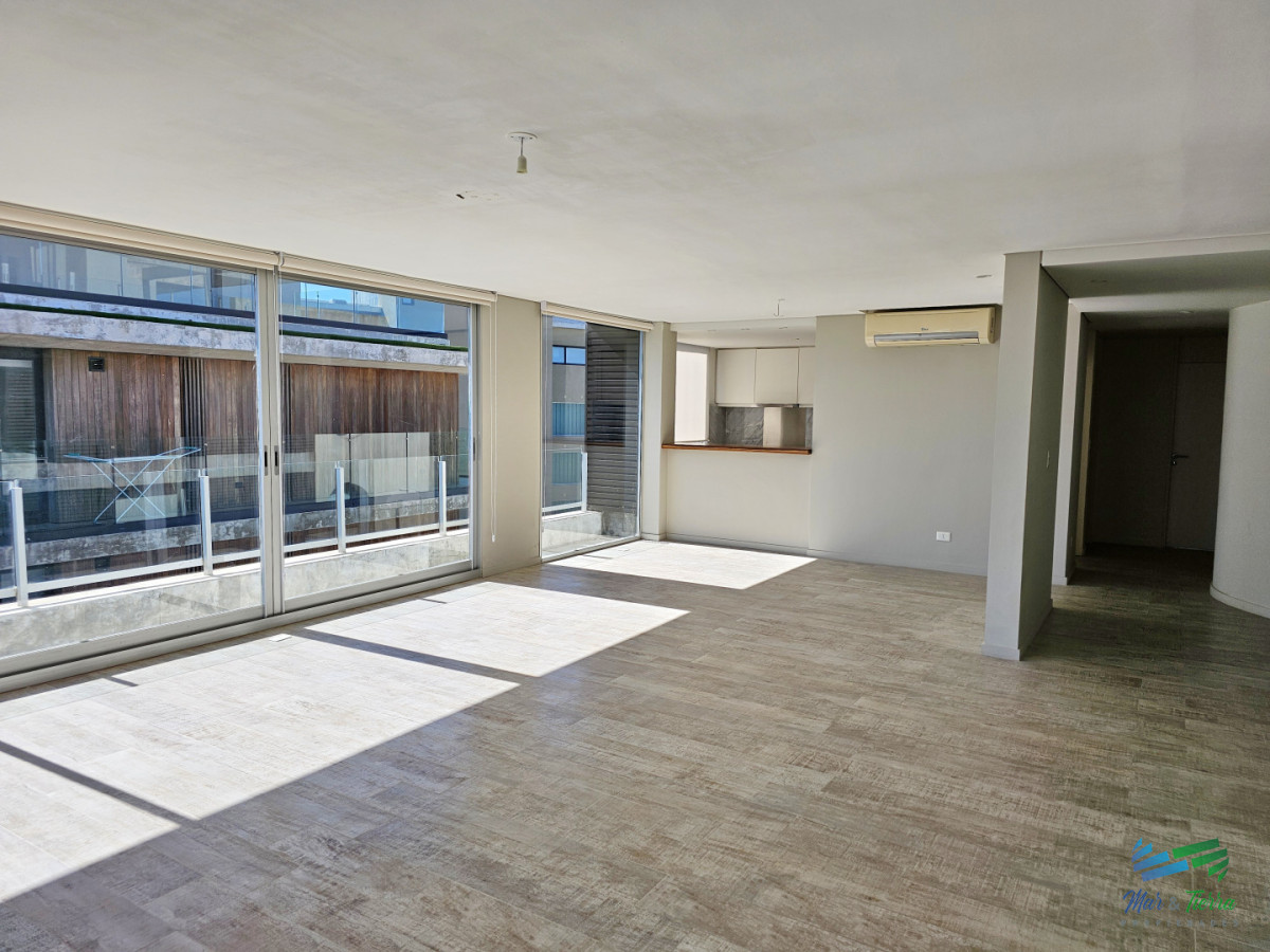 Apartamento ID.5677 - Alquiler anual apartamento penthouse frente al mar 3 dormitorios, Playa Mansa, Pinares, Punta del Este.