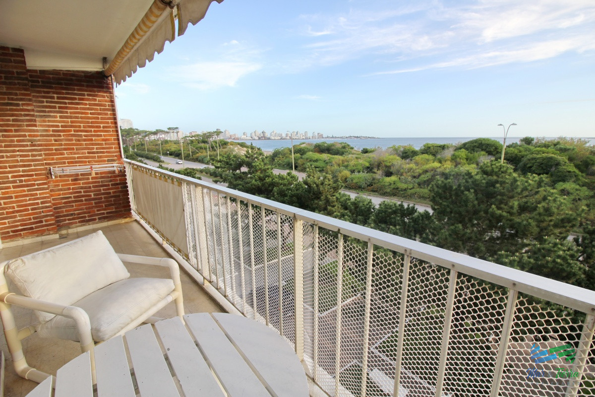 Apartamento ID.2502 - En venta apartamento 3 dormitorios en primera linea sobre Playa Mansa, Punta del Este.