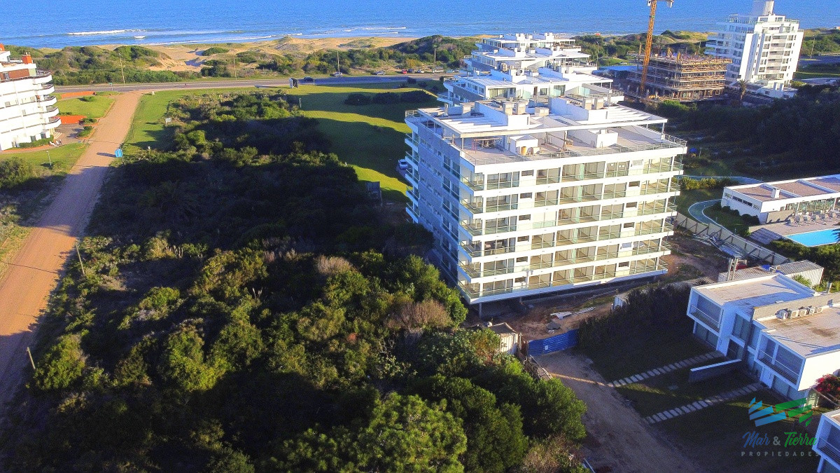 Apartamento ID.4305 - Venta de apartamento pent house de 3 suites mas servicio con baño y terraza primera linra en playa brava