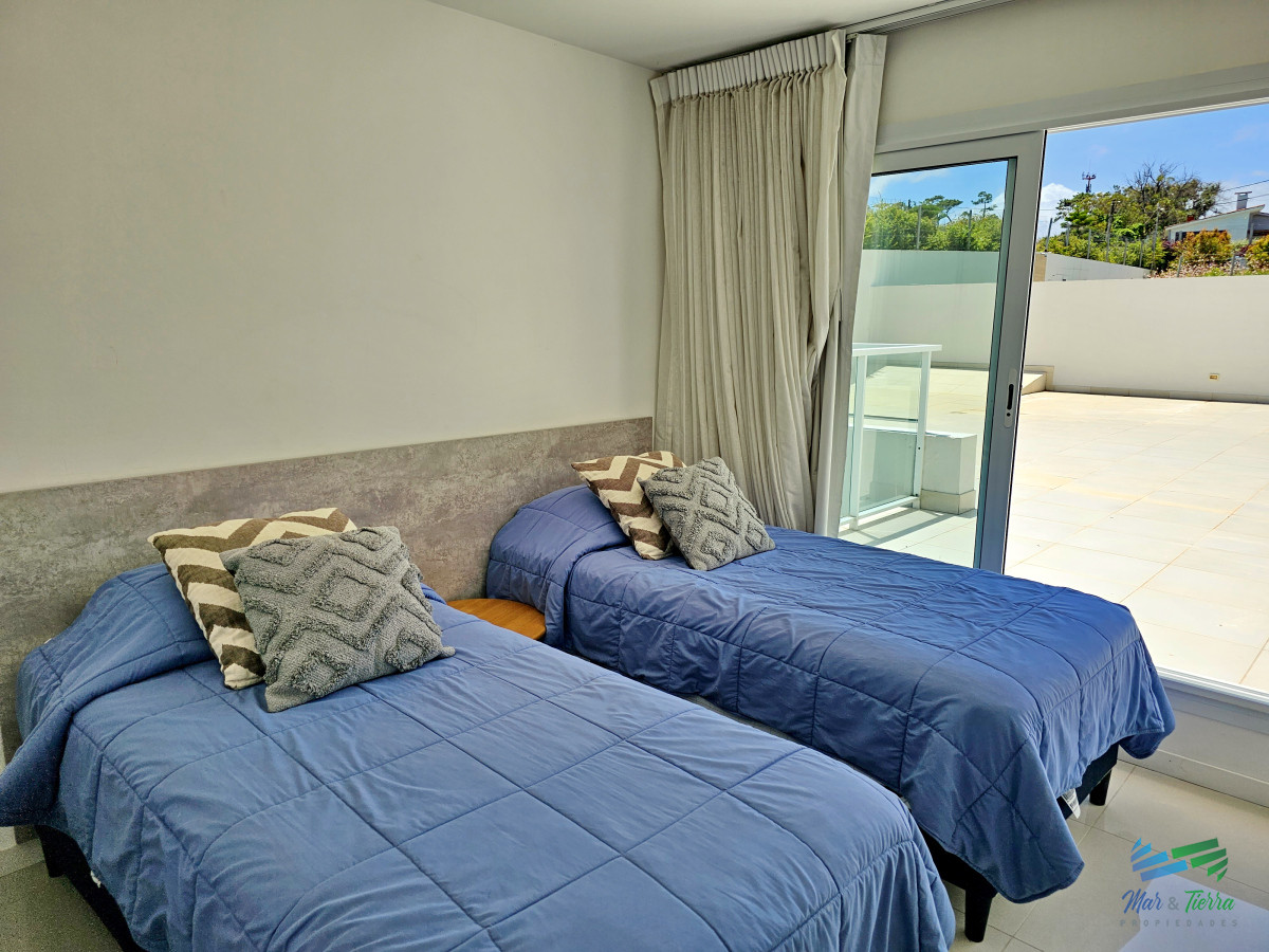 Apartamento ID.4944 - Venta de apartamento en primera línea sobre playa mansa de 3 suites más dependencia de servicio con baño en playa mansa Punta del este 