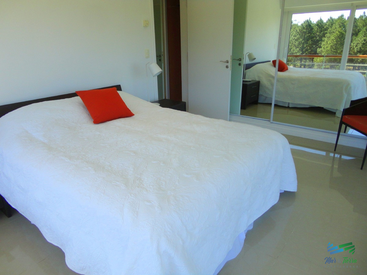 Apartamento ID.3947 - Venta de apartamento dúplex en complejo Veramansa sobre playa Mansa de punta del Este