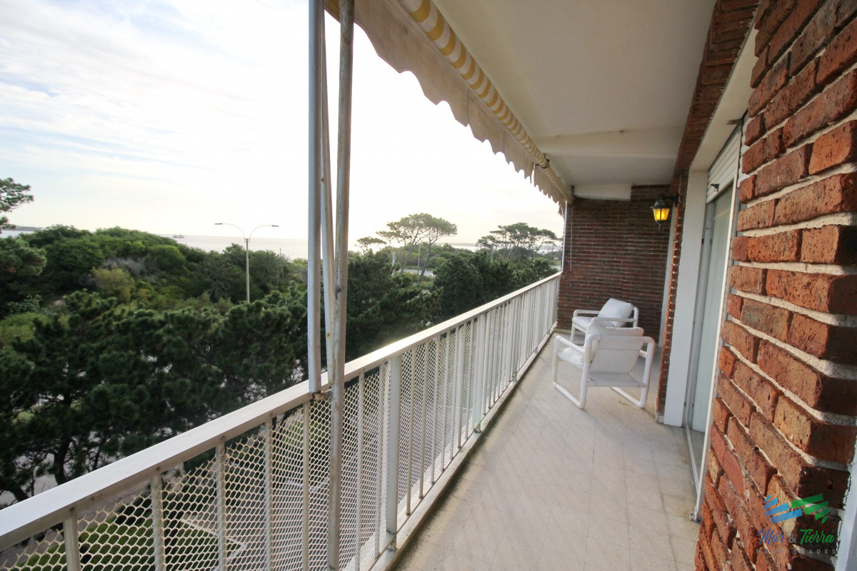 Apartamento ID.2502 - En venta apartamento 3 dormitorios en primera linea sobre Playa Mansa, Punta del Este.