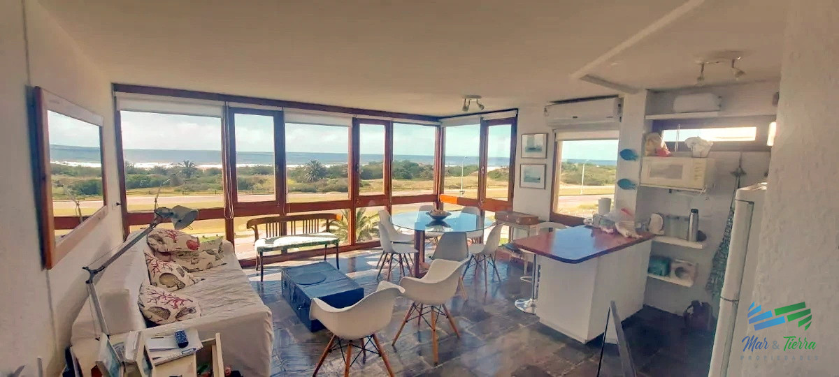 Apartamento ID.4813 - En venta apartamento de 2 dormitorios frente al mar, playa brava, Punta del Este