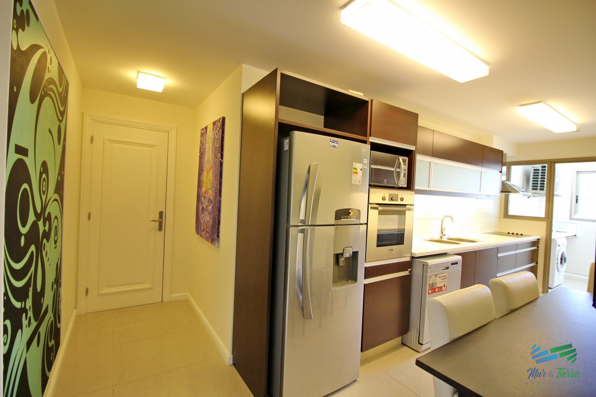 Apartamento ID.2338 - Apartamento de 3 dormitorios, primera linea frente al mar, en alquiler y venta, Punta del Este