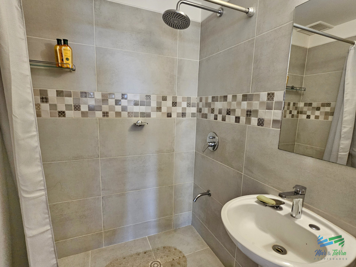 Apartamento ID.749 - Apartamento con gran terraza, parrillero propio de 2 dormitorios y 2 baños a 1 cuadra de Gorlero. Punta del este. 