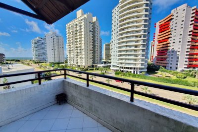 APARTAMENTO DE 1 DORMITORIO, CON BALCÓN VISTA DESPEJADA, PUNTA DEL ESTE!