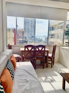 Venta apartamento mono ambiente en edificio Punta del Este, playa mansa y brava