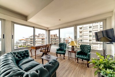 En venta apartamento 2 dormitorios con garaje en Peninsula, Punta del Este.