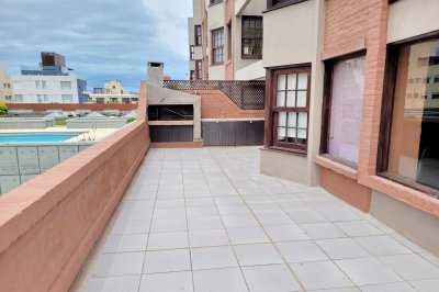 Vendo apartamento 2 dormitorios, con gran terraza y parrillero propio, servicio de mucamas y piscina. Peninsula, Punta del Este.