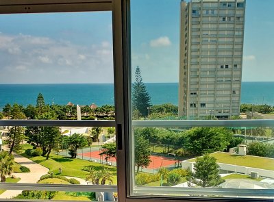 Vendo apartamento de 2 dormitorios, 2 baños y cochera. Playa Mansa, Punta del Este.