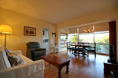 Alquilo apartamento INVERNAL reciclado 1 dormitorio en Punta del Este frente al mar, en playa mansa.