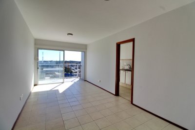 OPORTUNIDAD!!! Vendo apartamento 2 dormitorios en centro de Maldonado, piso alto con balcón.