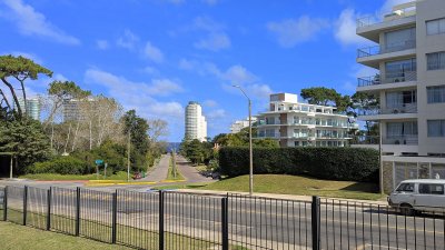 Venta de apartamento 2 dormitorios con vista al mar zona Arcobaleno