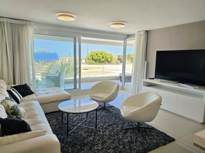 Venta de apartamento en primera línea sobre playa mansa de 3 suites más dependencia de servicio con baño en playa mansa Punta del este 