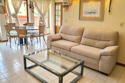 Apartamento de 2 dormitorios y 2 baños a 1 cuadra de Gorlero, con gran terraza y parrillero propio.