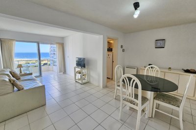 Venta de apartamento de 1 dormitorio con balcón y vista a playa Brava Punta del Este