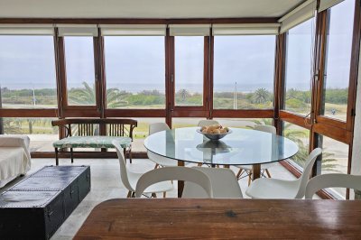 En venta apartamento de 2 dormitorios frente al mar, playa brava, Punta del Este