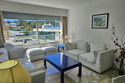 Vendoa apartamento 2,5 dormitorios en playa mansa, complejo Lincoln Center, Punta del Este.