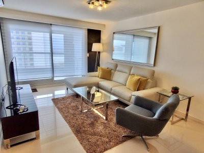 Venta apartamento de 3 dormitorios y servicio con baño 2da línea playa Brava Punta del Este 