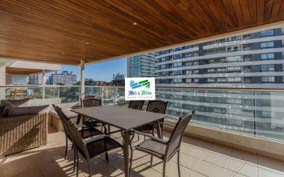 Venta apartamento de 2 dormitorios y medio con gran terraza en Playa Brava Punta del este