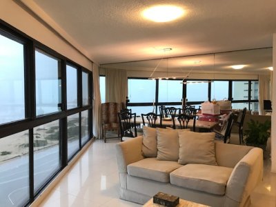 En alquiler , primera línea sobre playa brava!!!