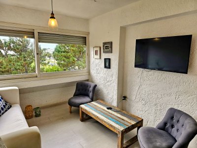 En venta apartamento 2 dormitorios con vista parcial a playa Brava, Punta del Este