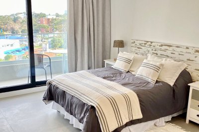 Alquilo por invierno amplio monoambiente con balcón al frente y buenos servicios, parada 5, Punta del Este