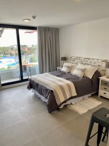 Alquilo por invierno amplio monoambiente con balcón al frente y buenos servicios, parada 5, Punta del Este
