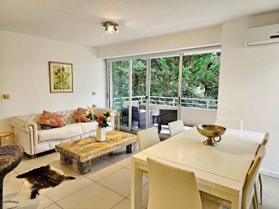 Se vende hermoso apartamento con amplio balcón con parrillero propio. Muy buen entorno a solo 300 metros del mar. Espacioso living comedor con cocina amerciana con barra, terraza balcon abierta, dos dormitorios, uno de ellos suite. Aire acondicionado en living comedor y dormitorios, loza radiante sectorizada en todo el apartamento
Servicios:
 - Piscina InOut Climatizada
 - Solarium
 - Hidromasaje
 - Gimnasio
 - Vestuarios,
 - Laundry
 - Sauna