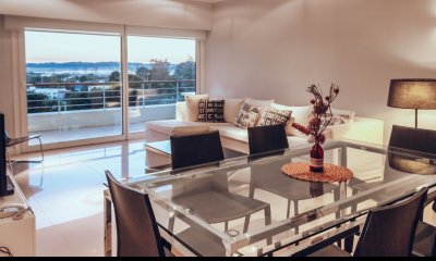 VENTA de apartamento de 2 dormitorios sobre playa Mansa de Punta del Este