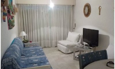 Vendo apartamento 2 dormitorios en Peninsula a 2 cuadras del puerto, Punta del Este.