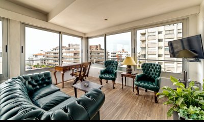 En venta apartamento 2 dormitorios con garaje en Peninsula, Punta del Este.