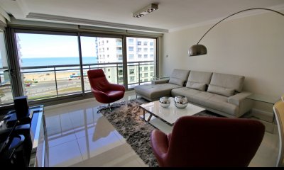 En venta apartamento Imperiale de 3 dormitorios, primera linea frente al mar, Punta del Este