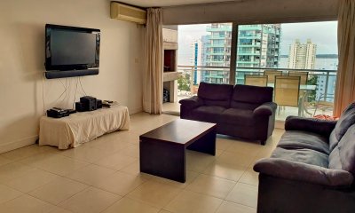 Vendo apartamento 3 dormitorios con parrillero propio y servicios en Punta del Este