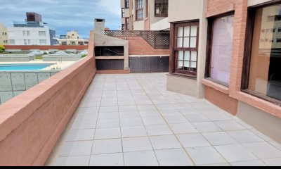 Vendo apartamento 2 dormitorios, con gran terraza y parrillero propio, servicio de mucamas y piscina. Peninsula, Punta del Este.