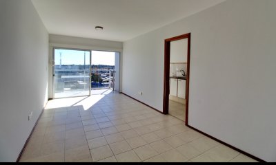 OPORTUNIDAD!!! Vendo apartamento 2 dormitorios en centro de Maldonado, piso alto con balcón.