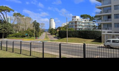 Venta de apartamento 2 dormitorios con vista al mar zona Arcobaleno