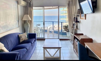 APARTAMENTO FRENTE AL MAR, EN VENTA. CON TERRAZA PRIVADA, EN LA PENÍNSULA, PUNTA DEL ESTE!