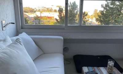 En venta apartamento 2 dormitorios con vista parcial a playa Brava, Punta del Este