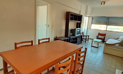 Vendo apartamento de 2 dormitorios, en edificio con servicios. Roosevelt, Punta del Este.