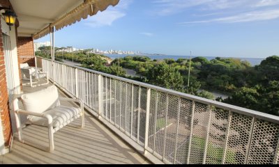 En venta apartamento 3 dormitorios en primera linea sobre Playa Mansa, Punta del Este.