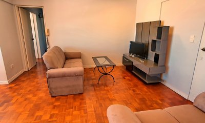 En alquiler y venta..  apartamento reciclado de 3 dormitorios en el centro de Maldonado, piso alto.